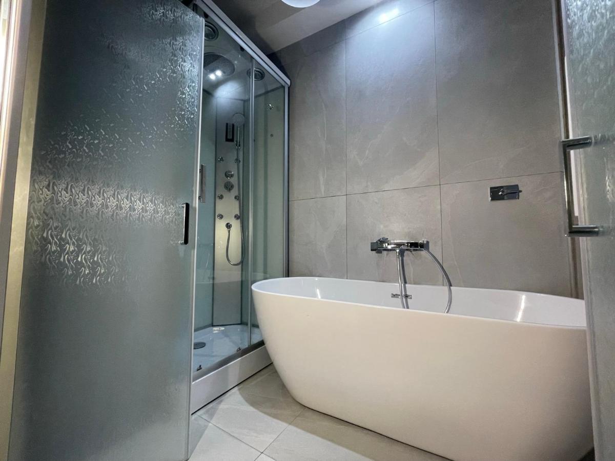 Spanish Steps Glamour & Sauna Luxury **** Apartamento *